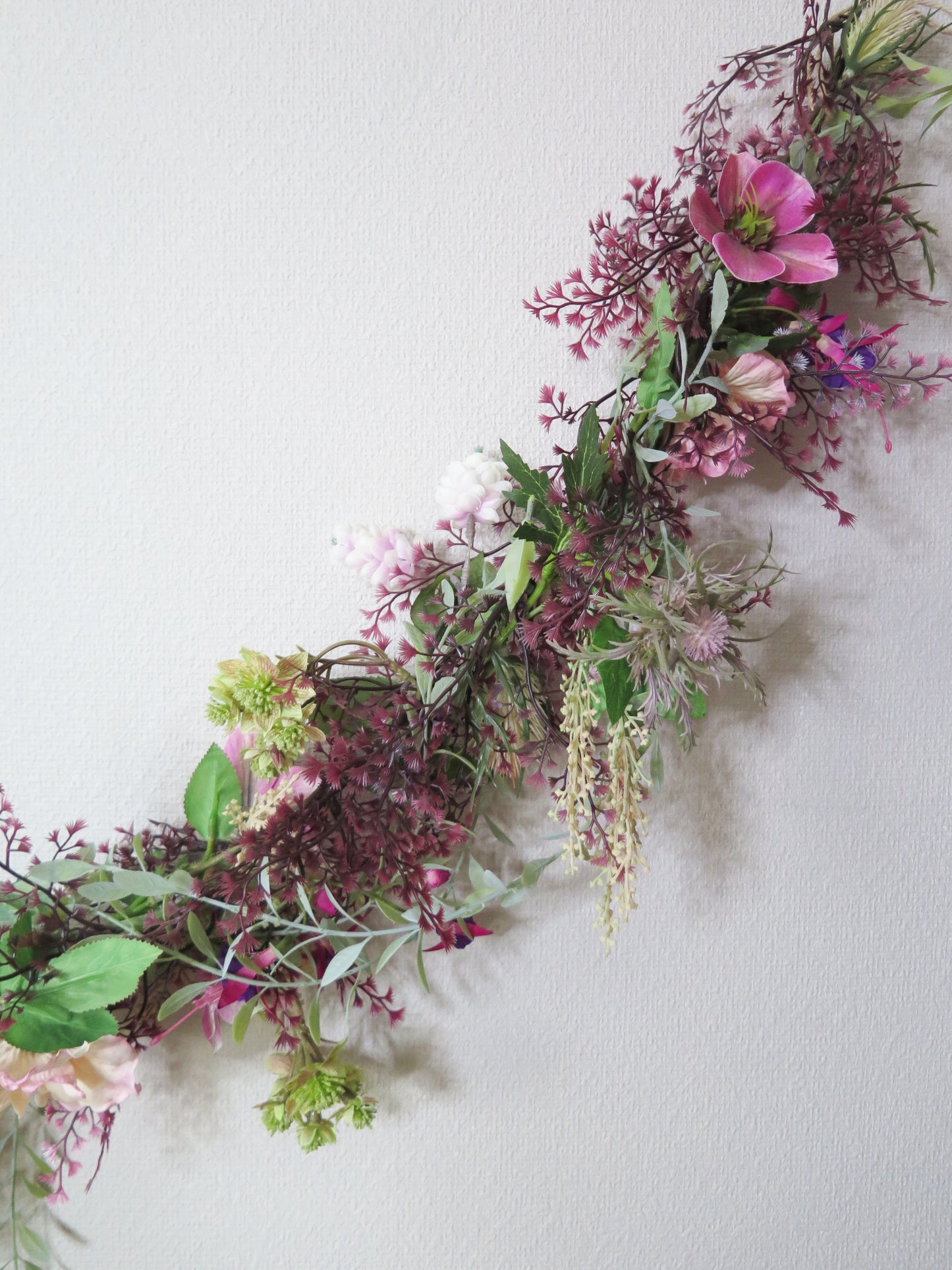 装花ガーランド:フーシャピンクの花々