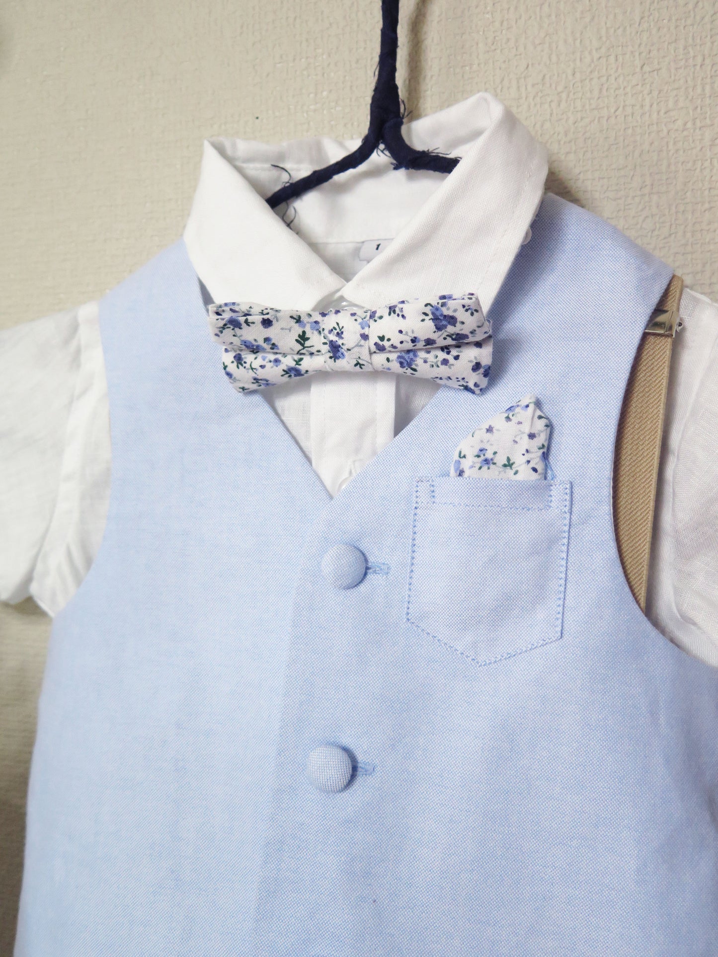 衣装:サックスブルーセットアップ(1 year old)