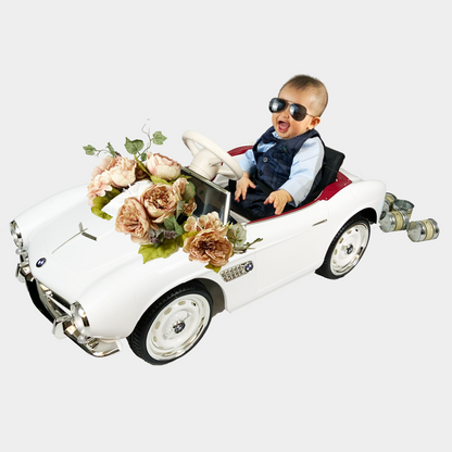 1. 車体前部：モーヴ色の造花とリングピロー