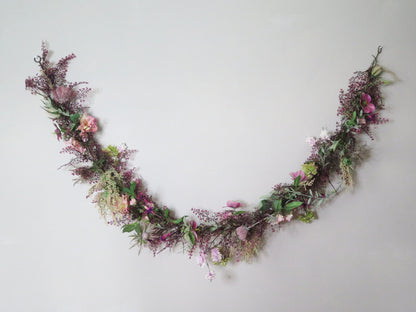 装花ガーランド：フーシャピンクの花々