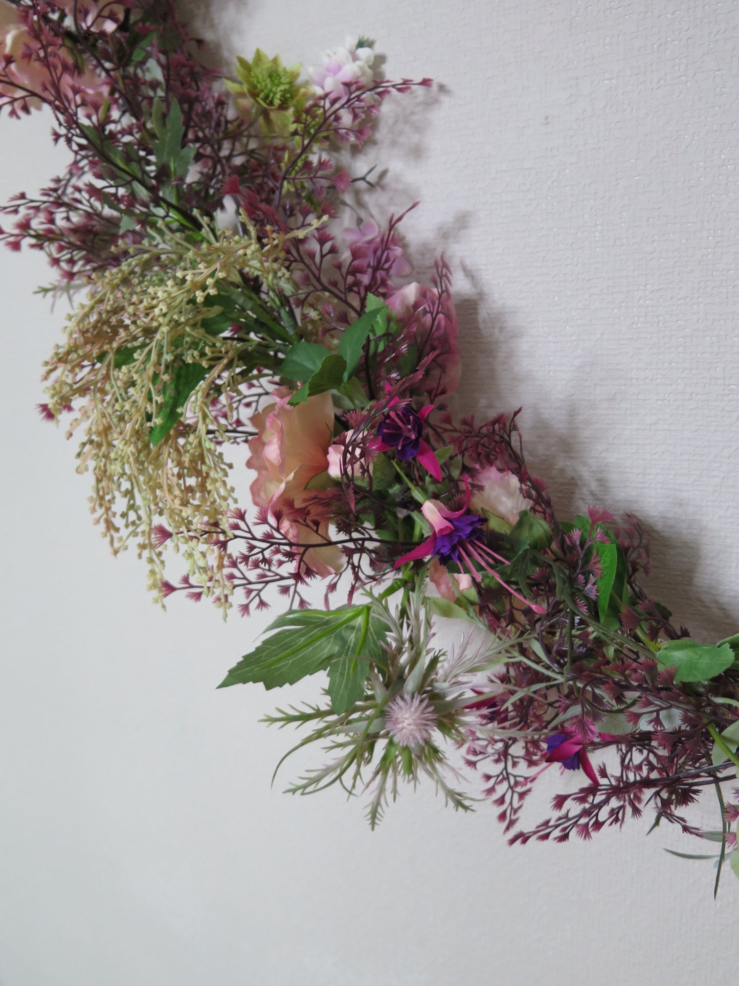 装花ガーランド：フーシャピンクの花々