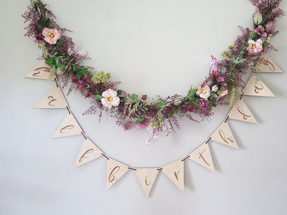 装花ガーランド：フーシャピンクの花々