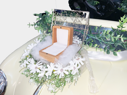 1. 車体前部：銀ワイヤーの箱と花（指輪ケース非付属）